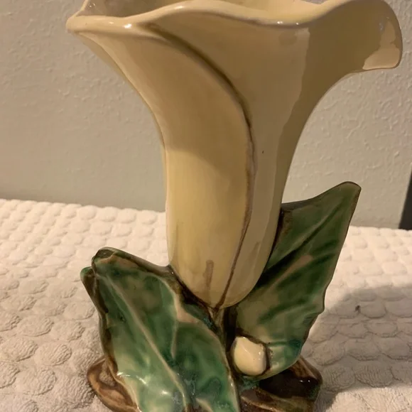 McCoy yellow single lily vase. great shape vintage.  8 in .tall - Picture 2 of 5